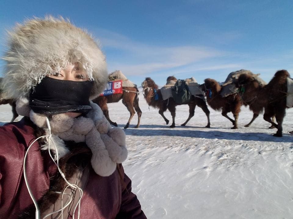 Questa donna mongola attraversa il mondo con i suoi cammelli